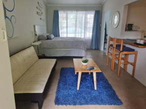 Lovely 1 Queen bed, 1 Sleeper couch Self-catering cottage